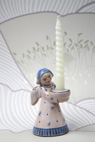 L. Hjorth glaseret keramik engel der holder et lille stearinlys. 
H: 9,5cm.