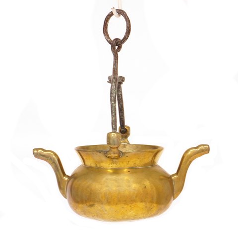 Tidlig 1600-tals lavabo i bronze med buet jernhank 
monteret på ansigter.  Hældetude i form af 
dyrehoveder. H med hank:  37cm. L: 32cm