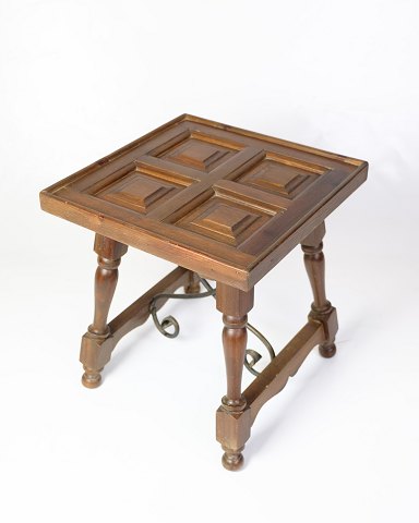 Sidebord - Mørkt Træ - Drejede Ben Med Metalstiver - 1930erne
Flot stand
