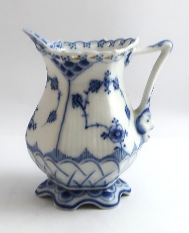 Royal Copenhagen. Musselmalet, helblonde. Flødekande. Model 1032. (2 sortering). 
Højde 10 cm.