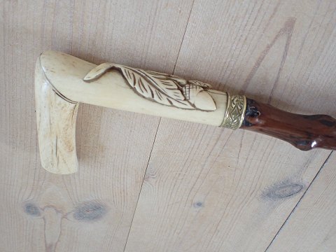 Tjørnestok med greb af udskåret ben.