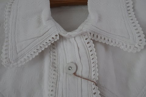 Shift / dress made of flanellette, with long sleevesAn antique shift with an asymetric closing and good details to make the dress beautifulThe antique, Danish linen and fustian is our speciality