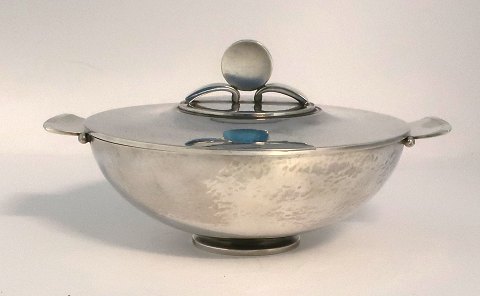 Georg Jensen. Sterling (925). Skål med låg. Design: Harald Nielsen. Model 689. 
Diameter uden hanke 13 cm. Produceret 1933-1945.