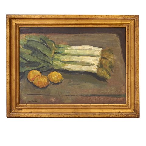 Carl Fischer, 1887-1962, olie på lærred. Motiv i 
form af stilleben med porrer og citroner. 
Signeret.
Lysmål: 43x59cm. Med ramme: 57x73cm