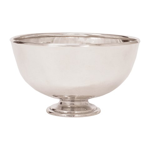 Large sterling silver bowl by Hans Hansen, 
Denmark, signed 1946. H: 11cm. D: 20cm. W: 730gr