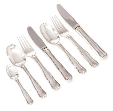 Harald Nielsen 1947 for Georg Jensen 
sterlingsilver cutlery Old Danish for 10 persons. 
70 pieces all in all