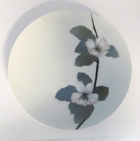 Royal Copenhagen. Plate with floral motif. No.82. Diameter 22 cm. (1 quality)