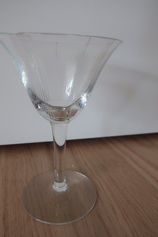 Glasses for the white wine
Holmegaard Glasværk, Denmark 
Named: Birkholm glass
Design Per Lütken, Denmark
With the mat stripes
1942
H: about 13cm
12 stk.
Price pro stk. = DKK 90,- 
For alle the 12 glasses = DKK 900,- 
In a good condition