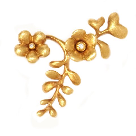 Ole Lynggaard blomstervedhæng/-lås udført i 18kt 
guld og prydet med to brillanter. Mål: 45x28mm