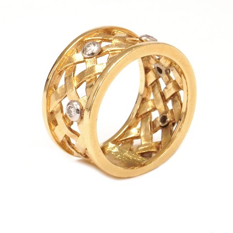 Ole Lynggaard fletring i 14kt guld prydet med 5 
brillanter. Stemplet Ole L. Ringbredde: 11mm. 
Ringstr: 54