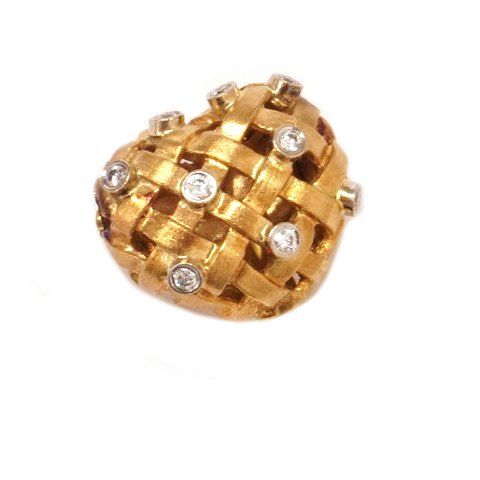 Ole Lynggaard Copenhagen 14kt gold Heart clasp 
with nine diamonds. Size: 14x16mm