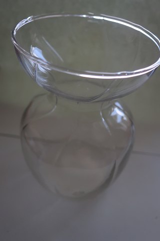 Holmegaard
Hyacintglass
Clear glass
Diam at top: 8,5cm
H: 13cm
With a pattern made in the glass
In a good condition