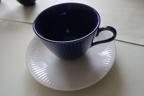 Good blue cups with white saucersKoranska Pinstripe serie4 x cups7 x saucersH: 6,5cm cupDiam: 13cm saucerThe price is for the whole set of cups and saucersIn a good condition