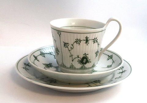 Royal Copenhagen. GREEN painted, plain. Morning cup with high handle and cake 
plate. Cup 093 and plate 620 (19 cm). (2 quality)