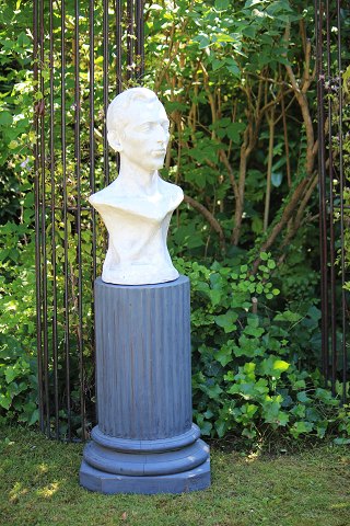 Old French column pedestal in wood with blue-gray paint and a fine patina. 
H: 65cm...