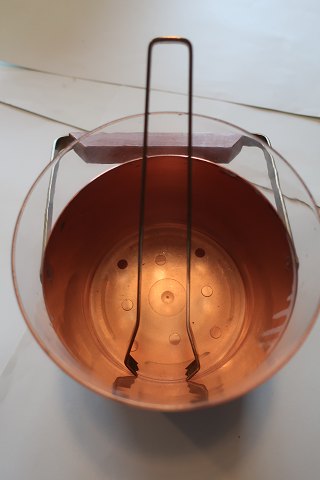 Ice box with the a tong belonging to the boxCopper and glass and a handle made of Brass and woodH inkl. the glass: 10cmH Copper: 7,5cmTong: 14,5cmThe weight of the box: 363 gramFrom the 1960