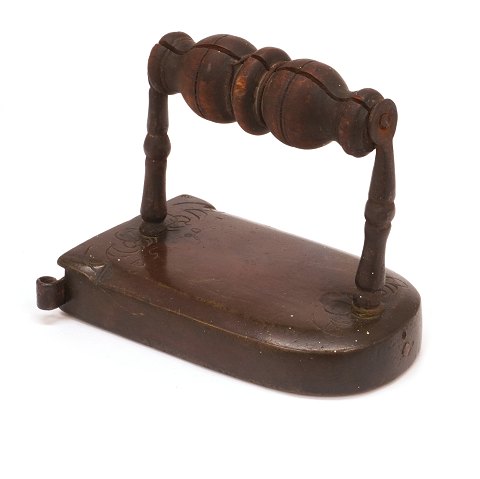 Early Baroque brass iron dated 1652. H: 12cm. L: 
13cm