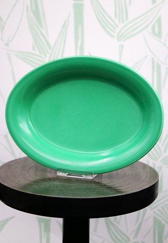Ursula fajance oval serverings fad fra Royal Copenhagen designet af Ursula 
Munch-Petersen med grøn glasur. 073...