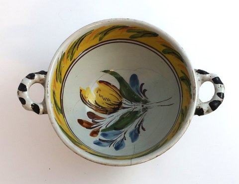 Kellinghusen. Small faience ear bowl. Diameter 12 cm. Height 6.5 cm. With very 
small edge chips and cracks.