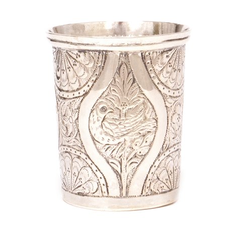 Russisk sølvbæger rigt dekoreret med fabeldyr. H: 
7,4cm. V: 87,9gr