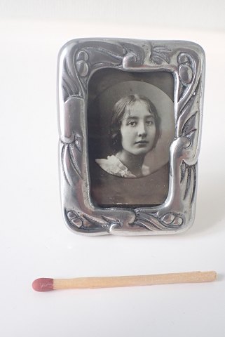 Mogens Ballins Eftf. - skønvirke visitkortramme i tin og messing med 
indgravering ra den Internationale pressekonference i København 1914.