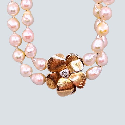 Ole Lynggaard, Charlotte Lynggaard; Blomsterlås af 14 kt. guld med brillant, 
inklusiv perlekæde