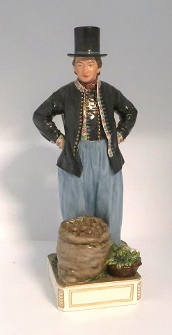 Royal Copenhagen. Overglasur figur Jan Hansen Schmidt Torvedragt, Amager. Model 
12103. Højde 32 cm. (1 sortering)