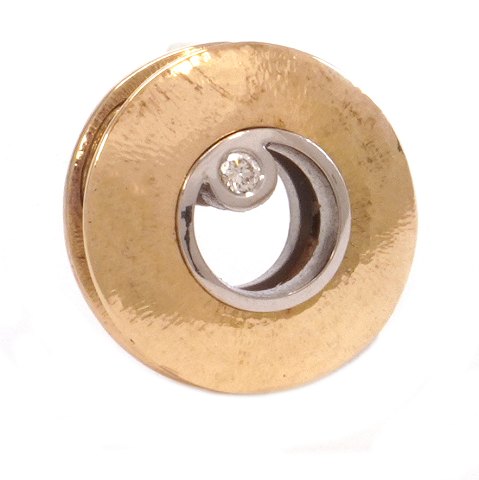 Ole Lynggaard: Luna Necklace clasp, 14ct gold, 
with diamond and sapphire. D: 24mm