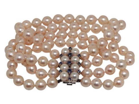 Dobbeltradet perle armbånd af store japanske rosa Akoja perler med 14 karat 
hvidgulds vedhæng med safirer