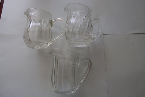 Old cream jugs made of glass
From about 1930
With star at the bottom
H: 10cm
Can be bought one by one or together
In a good condition