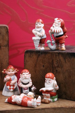 Royal Copenhagen , små søde Pixie nisser i porcelæn.
Tryk på billedet for hver enkelt nisse...