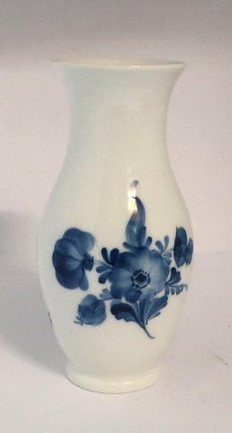 Royal Copenhagen. Blå blomst, flettet. Vase. Model 8263. Højde 18 cm. (2 
sortering)