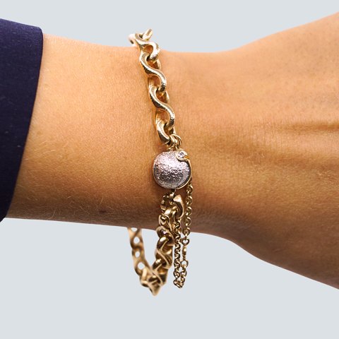 Ole Lynggaard; Bracelet of 14k gold, with clasp in 18k white gold, set with diamonds