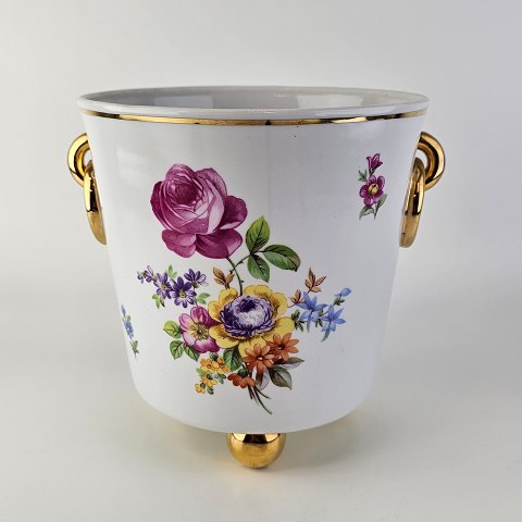 Urtepotteskjuler med blomster og kugleføder
