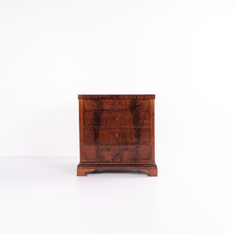 Late Empire Chest of Drawers – Flame Mahogany – 4 Drawers – French Hand-Polished 
– 1840s
Great condition
