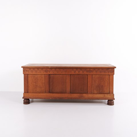 Chest / Sideboard – Oak – Carved Details – Round Legs – c. 1920s
Great condition
