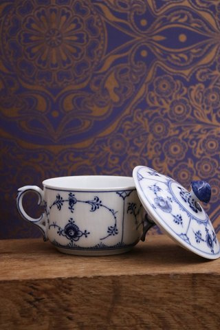 Royal Copenhagen Musselmalet Riflet bouillon kop med hanke og låg.RC#1/84...