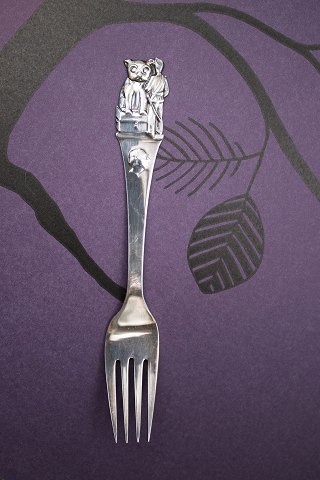 Barne gaffel i sølv (stemplet) med børnemotiver på skaftet af H. C. Andersen eventyret " fyrtårnet "