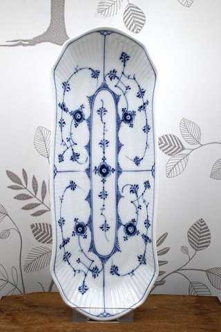 Royal Copenhagen , Musselmalet Riflet selleri fad.1/297. 1923-28...