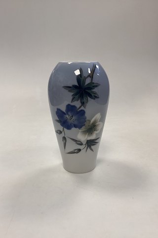 Royal Copenhagen Art Nouveau Vase med Blå og Hvid Blomster motiv No. 2679/295