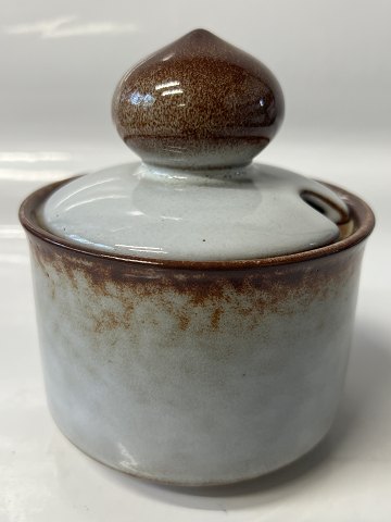 Sonja, jam bowl with lid, hole for spoon, Søholm Bornholms keramik.Height 12.5 cm.