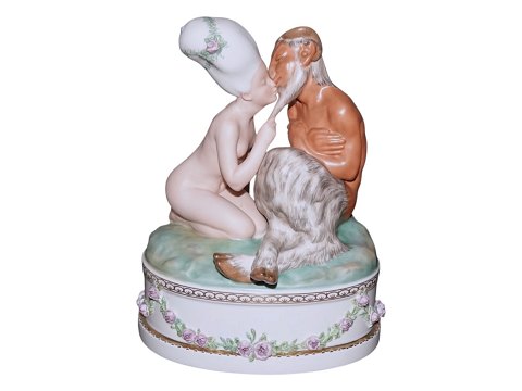 Stor Royal Copenhagen figurFaun og Nymfe i overglasur af Gerhard Henning