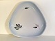 Bing & Grondahl
Falling Leaves
Triangular dish
# 40
*50kr