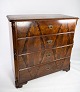 Chest of drawers of mahogany, in great antique condition from the 1860s. 5000m2 showroom.