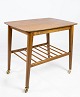 Sidebord med hylde og på hjul, i teak af dansk design fra 1960erne. 