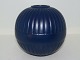 Ipsen keramik
Mørkeblå rund vase med riller