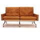 Poul Kjærholm Couch PK31/2 bezogen mit Braunem, patiniertem Leder. Hergestellt von Fritz Hansen. H: 70cm. L: 137cm. T: 76cm