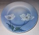 Porcelain plate with floral decoration. Manufactured by Porsgrund in Norway c. 1915. Appears in good condition. The factory mark on the back. Diameter of 19 cm (7.48 inches).A TOTAL OF FIVE PCS. IN STOCK