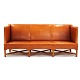 Kaare Klint Sofa 4118 bezogen mit patiniertem Naturleder in einem sehr schönen Zustand. Beine aus Mahagoni. L: 199cm. H: 82cm. T: 80cm
