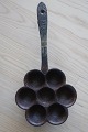 A tool to make the small cakes of batter cooked 
over the fie in this special kind of pan
Wrought iron, - made by hand
7 holes
There is a hole for hanging up
Perfekt for the use by the fire, it brings the 
good vipe, or hang it to the wall
In very good